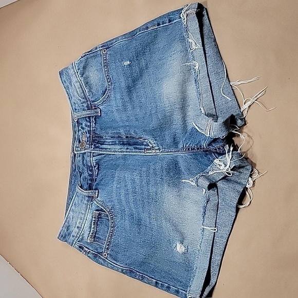 Old Navy, Size 4 "High Rise Short", Pebble Color, Excellent Used Condition - Picture 1 of 7